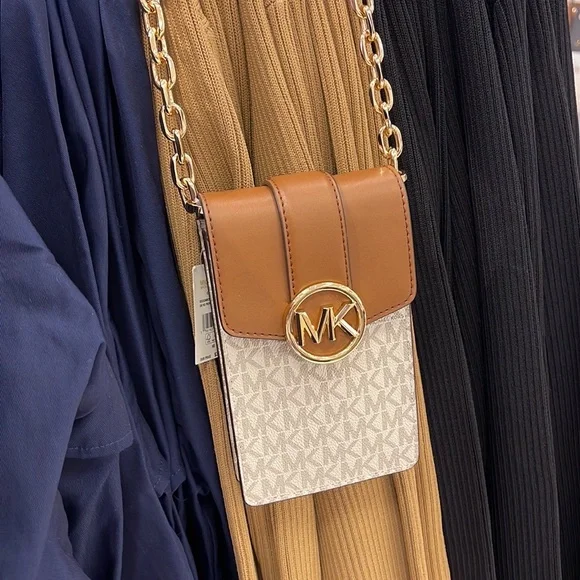 Michael Kors Carmen Small Logo Smartphone Crossbody Bag
Vanilla - Picture 15 of 16